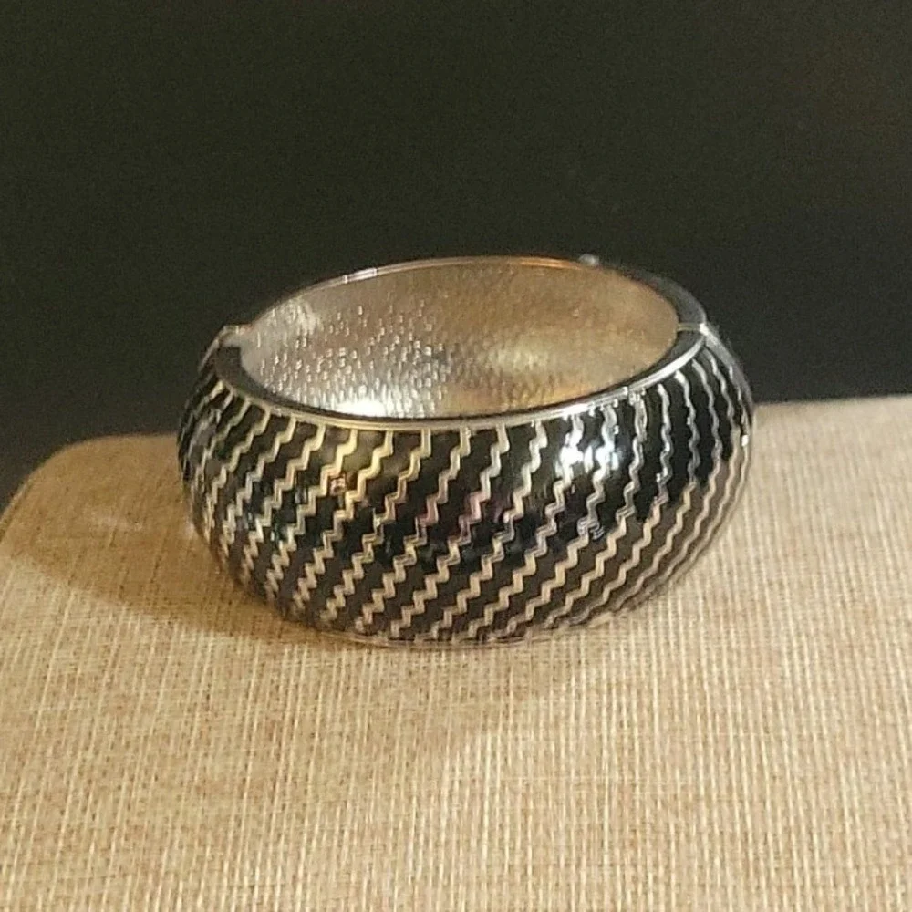 Black Silver Zig Zag Enamel Chunky Hinged Bangle Bracelet Size 7.5 Goth